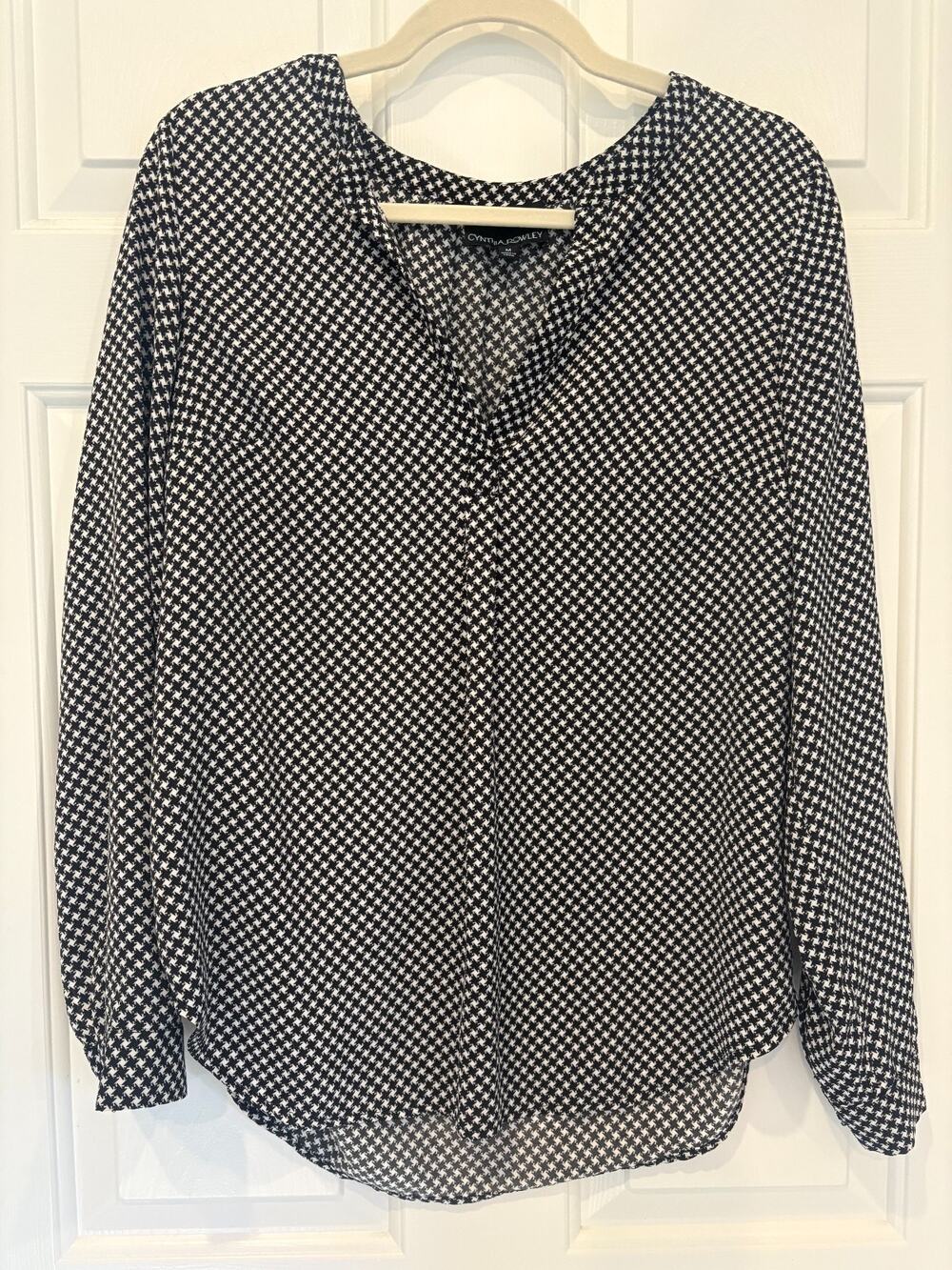 Cynthia Rowley Women's M 8-12 Blouse Black White Houndstooth Print V-Neck Long